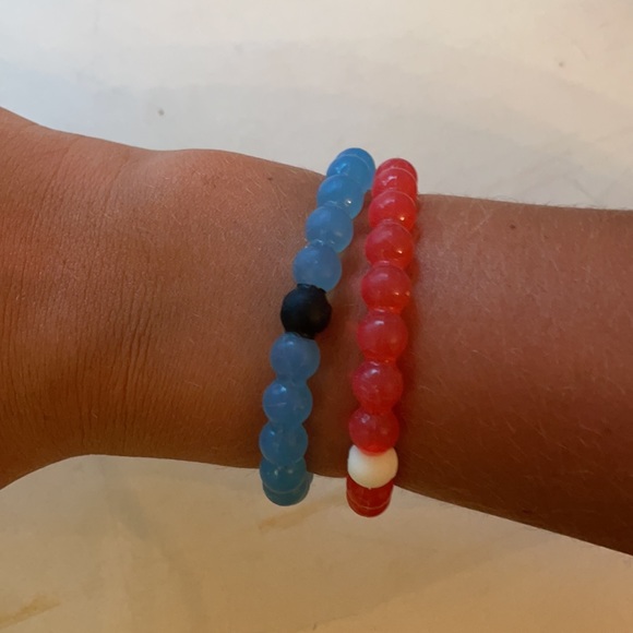 Lokai 4 pack of bracelets and case! - Picture 7 of 7